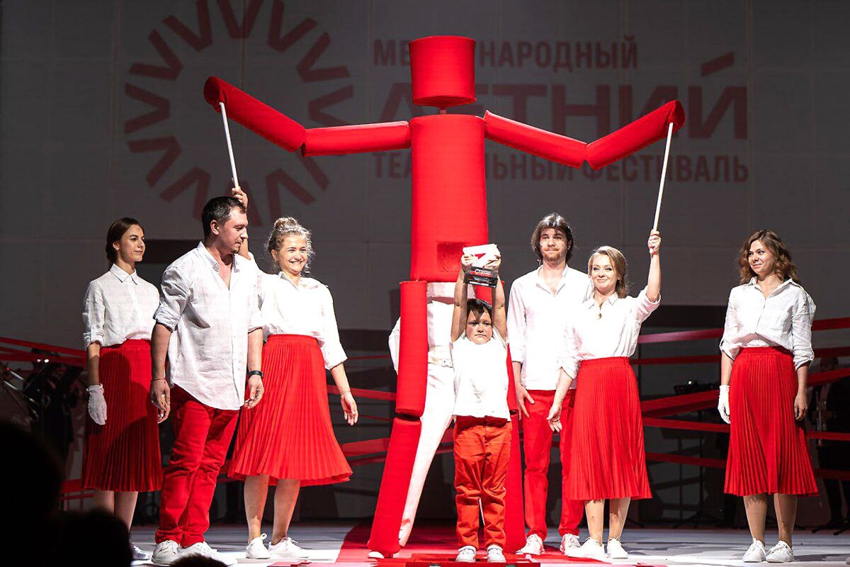 Красный человек-конструктор — символ летнего фестиваля.