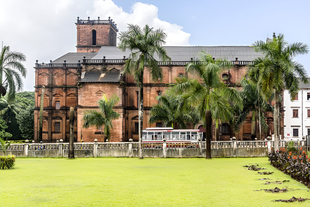 Базилика Иисуса Доброго (Bom Jesus Basilica) в Старом Гоа