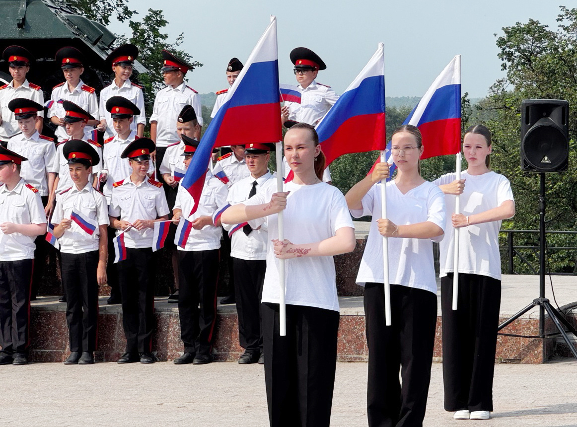 Торжественное построение на праздновании Дня России