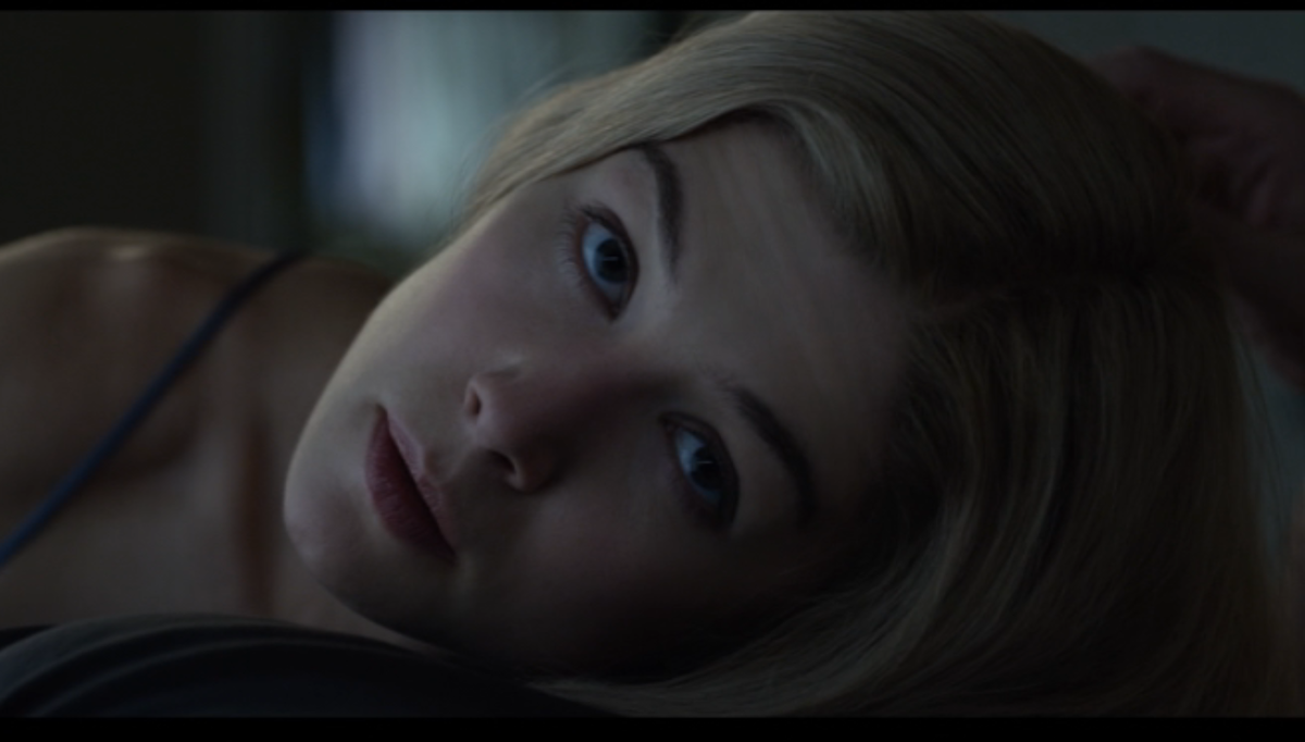 Кадр из фильма "Исчезнувшая" (2014) Эми Дан (Розамунд Пайк)