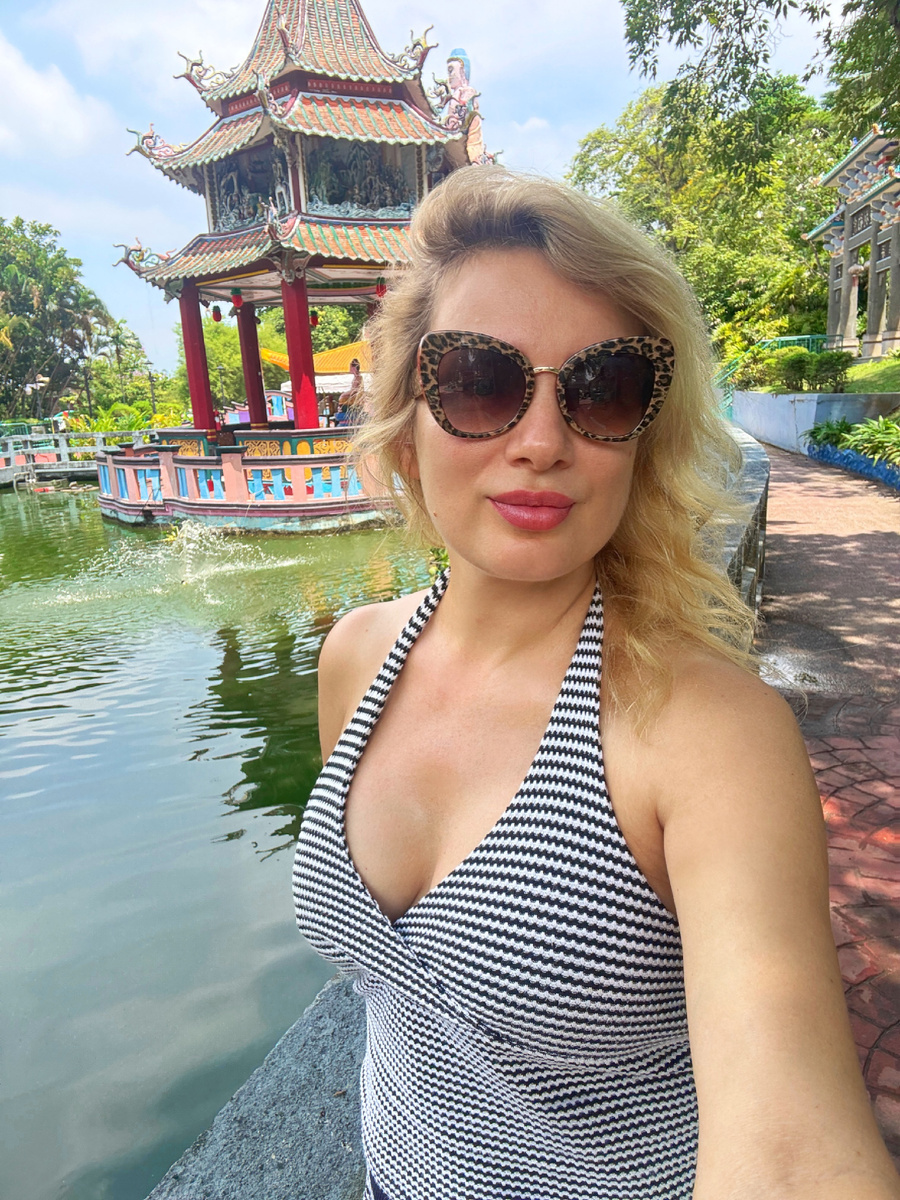 Singapore. Парк, посвященный бальзаму Tiger Balm 