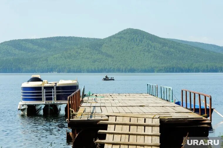 Добраться до курорта получится только на катамаране. Фото: Вадим Ахметов © URA.RU