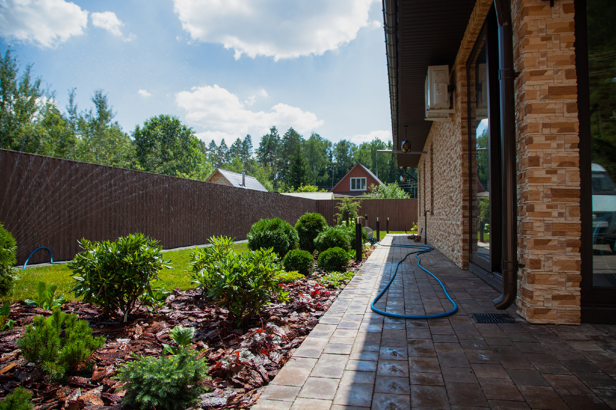 Пример благоустройства с подбором растений и устройством рулонного газона