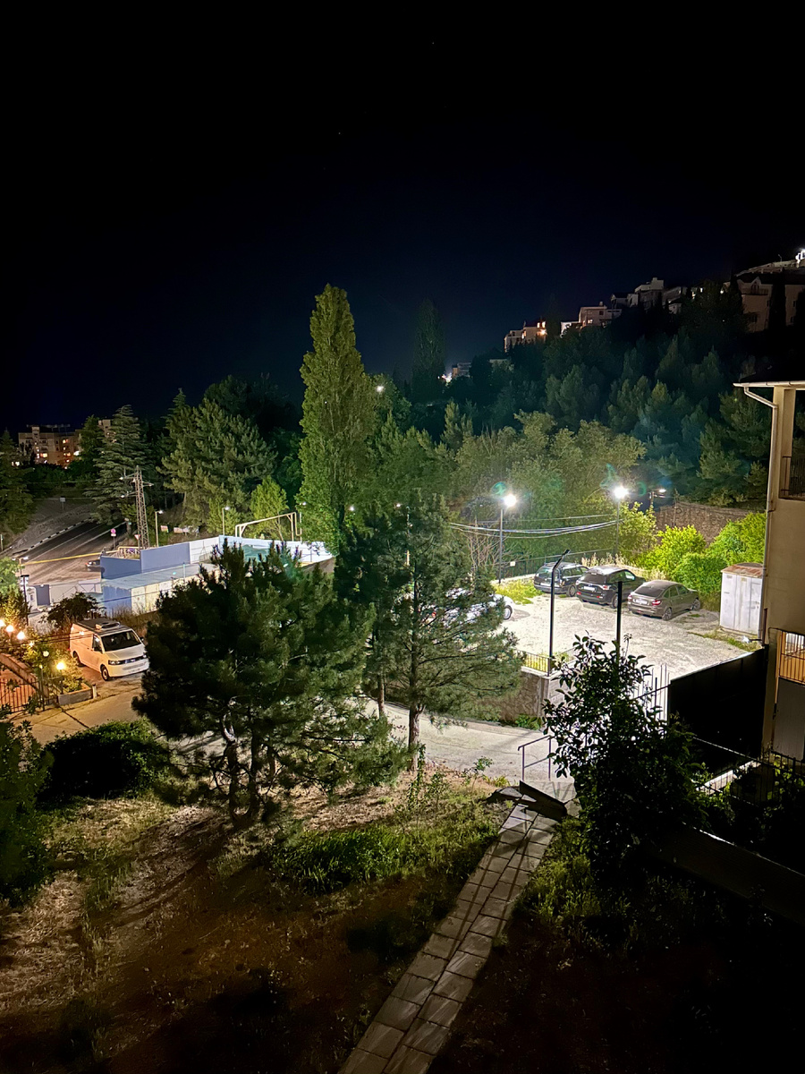 Своя парковка – теперь один из важных факторов. На ЮБК с этим туго, просто так почти нигде машину не поставишь 