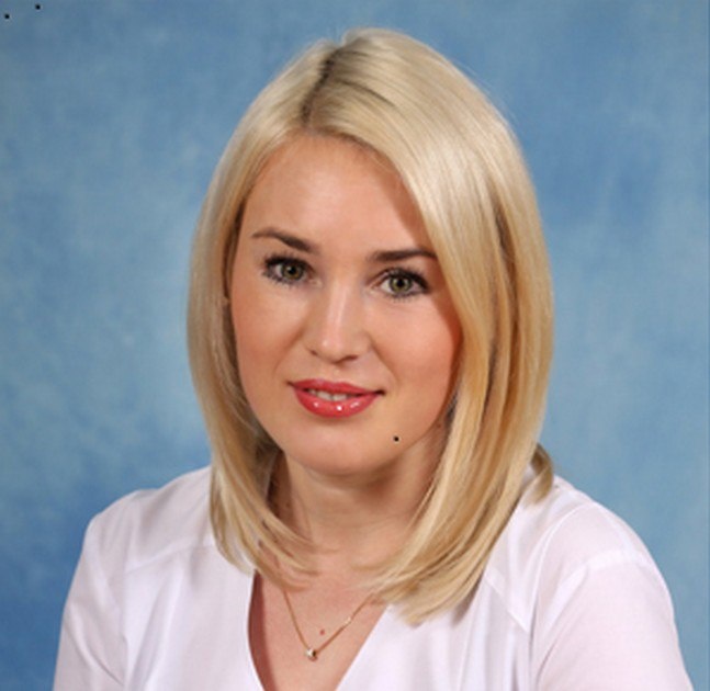 Светлана Орлова родилась в селе Комсомольское. В 2011 году окончила медицинский факультет ЧГУ по специальности «Лечебное дело». С 2012 года – врач-онколог отделения противоопухолевой лекарственной терапии РКОД. С 2020 года - заведующая отделением. Имеет благодарность Росздравнадзора и почетную грамоту Минздрава Чувашии.