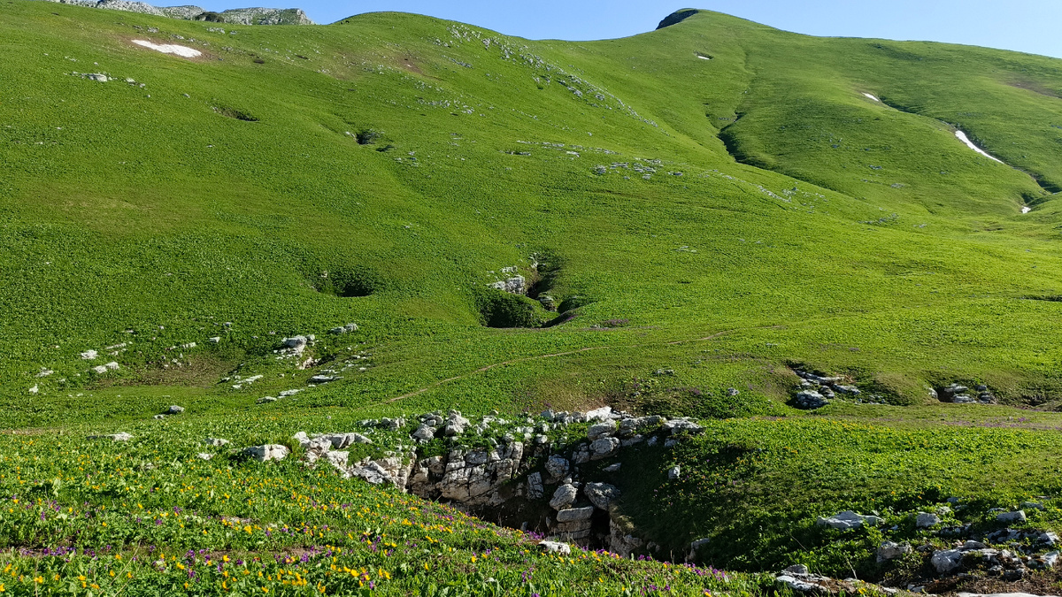 Один из многочисленных карстовых провалов в этом районе. Чуть выше этого места я и встречу пастуха верхом на коне. Июнь 2025. Фото моё.