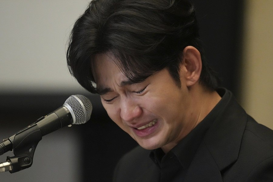 Ким Су Хён на пресс-конференции, где рассказал об отношениях с Ким Сэ Рон, но отрицал, что та на тот момент была несовершеннолетней