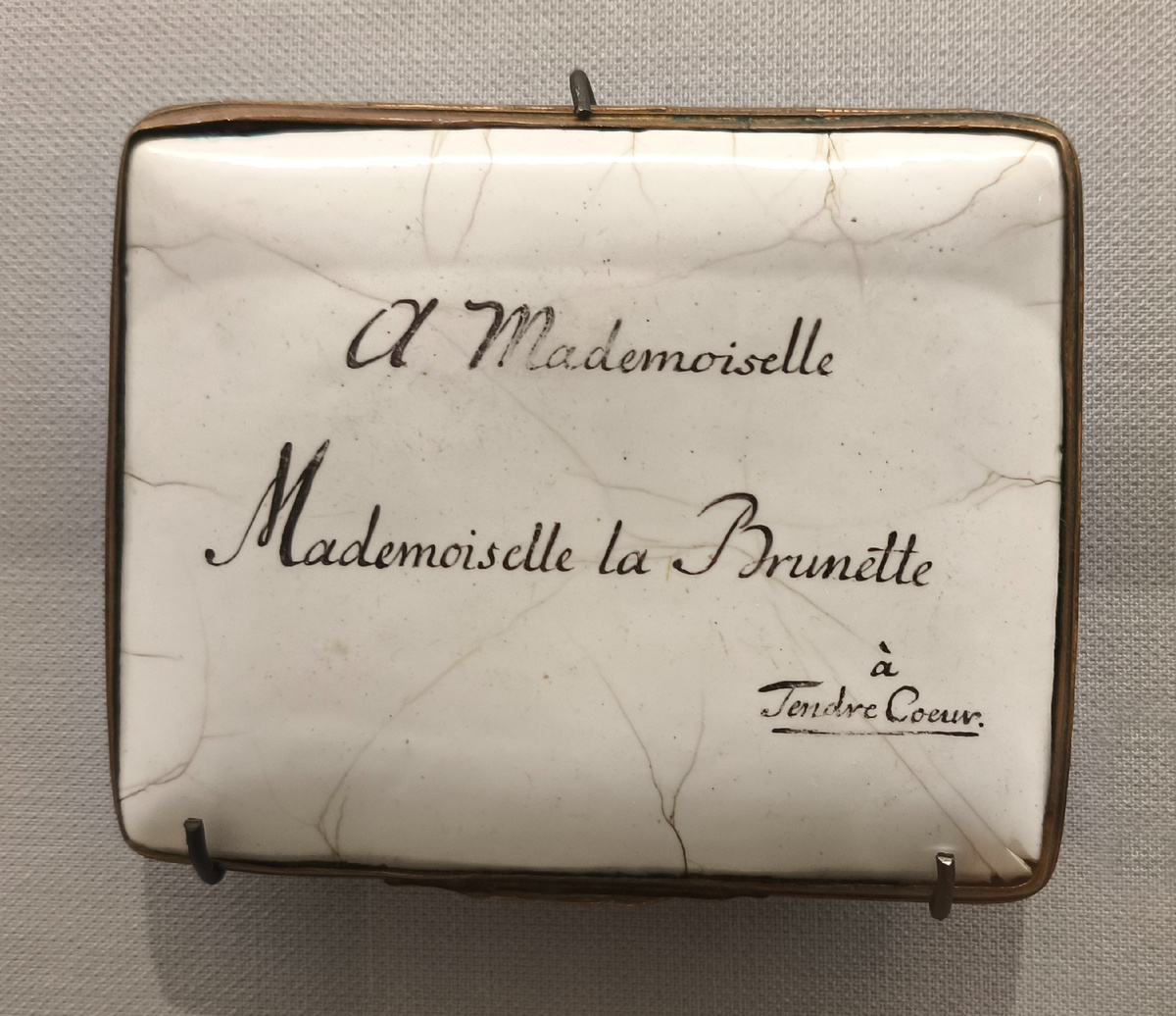 Данная табакерка представлена в качестве примера. Она очень похожа на фарфоровую, но в составе: медный сплав, эмаль, роспись, золочение. Вторая половина 18 века. Россия, Санкт-Петербург (?) Фото: Иван Путешествует