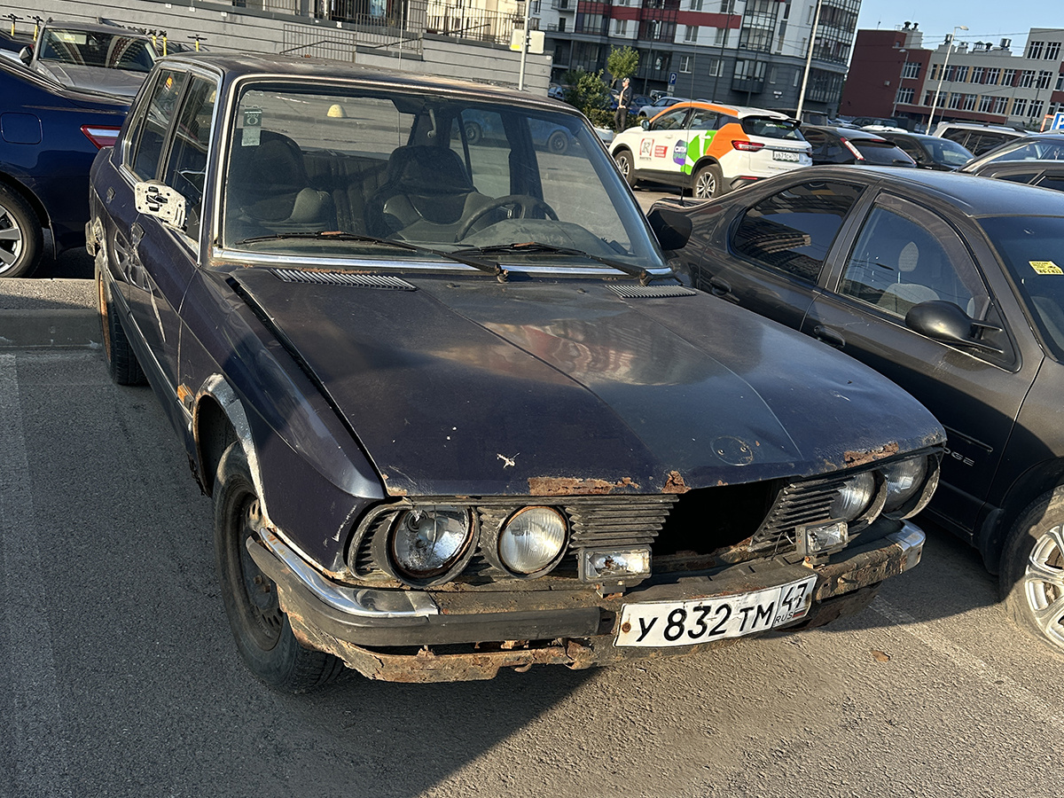 BMW E28, гос. номер «У 832 ТМ 47», Санкт-Петербург, Советский проспект, ЖК «Невские Паруса», 14 июня 2025 года. Фотография © Олег Керман