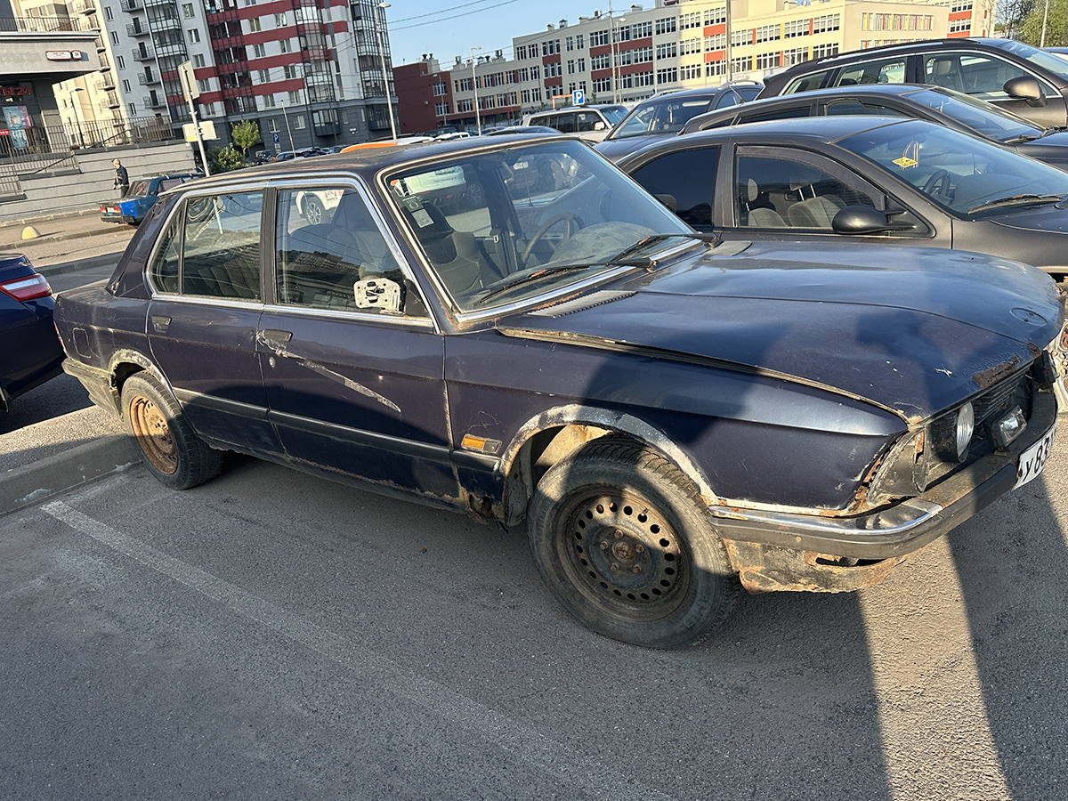 BMW E28, гос. номер «У 832 ТМ 47», Санкт-Петербург, Советский проспект, ЖК «Невские Паруса», 14 июня 2025 года. Фотография © Олег Керман