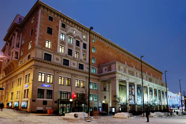 Очень лёгкий доступ из метро, но не для всех районов столицы, справедливости ради. Пусть и строили концертный зал не музыки ради…