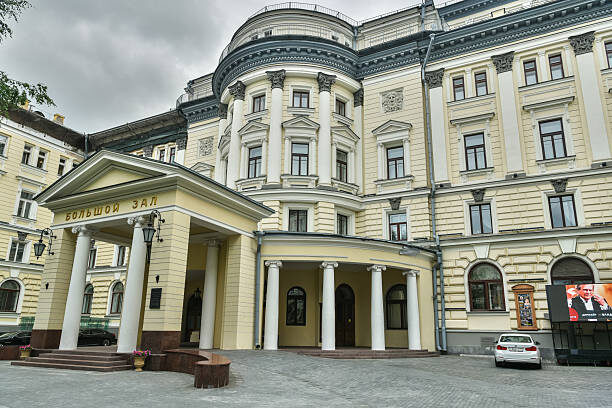 Это лишь одно из зданий Консерватории им. Чайковского, но этот её зал старейший в столице и самый красивый и помпезный!…