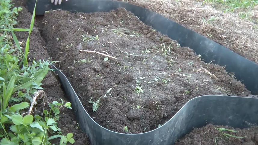 Вот так выглядел мой "современный" пластиковый бордюр 