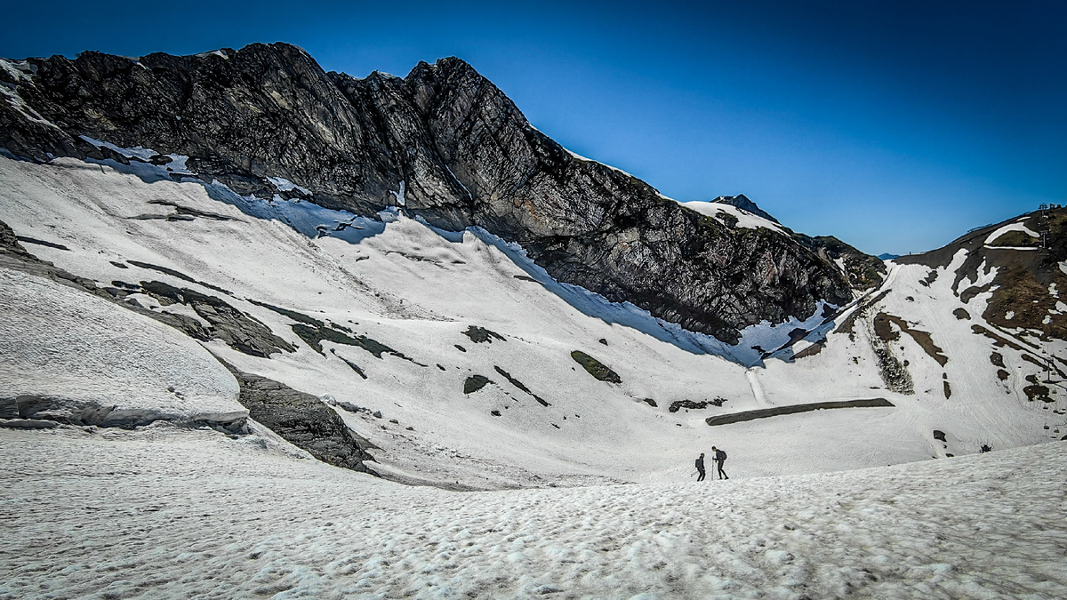 Северные цирки ребта Аибга еще полны снега