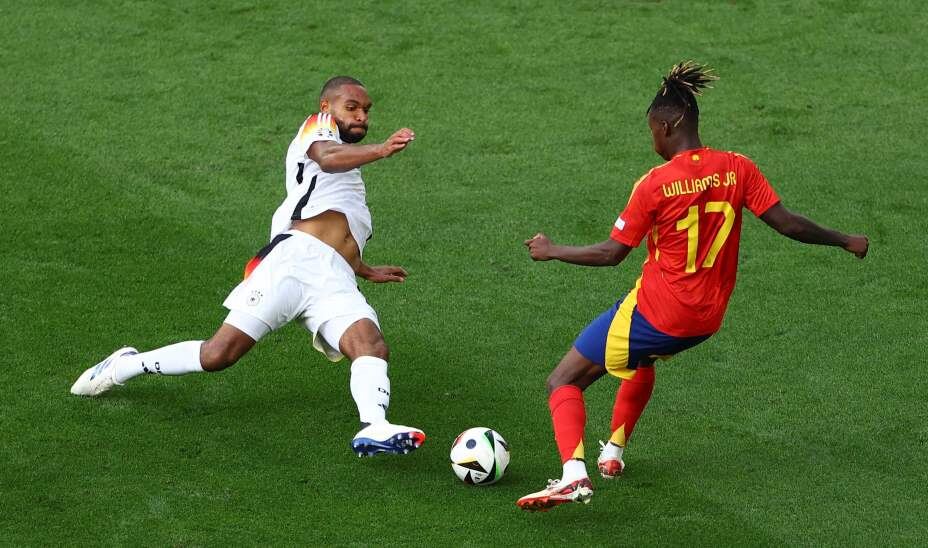    Джонатан Та идет в единоборство с Нико Уильямсом. Фото: Reuters