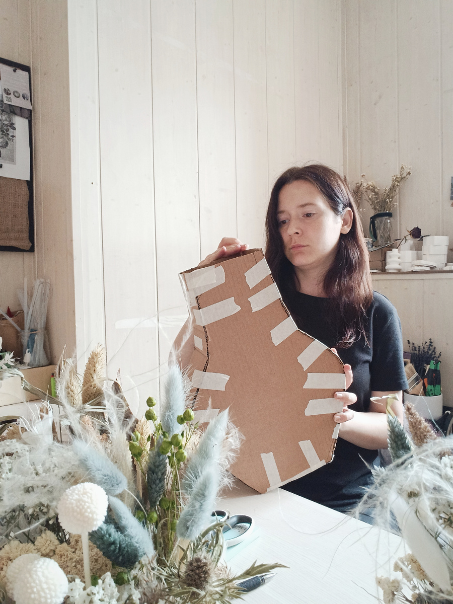 Мастерю основу для будущей вазы из папье-маше. 