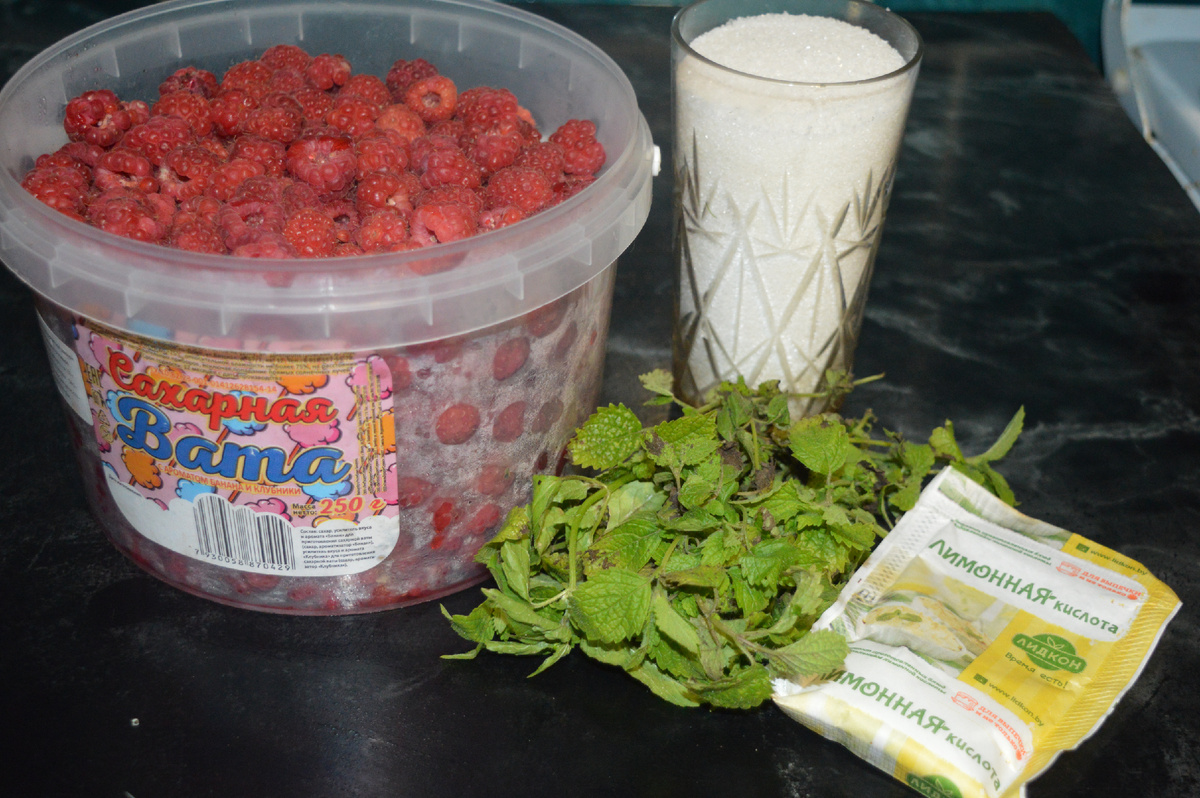 Компот с малиной. Шаг 1. Фото: канал Три рецепта.