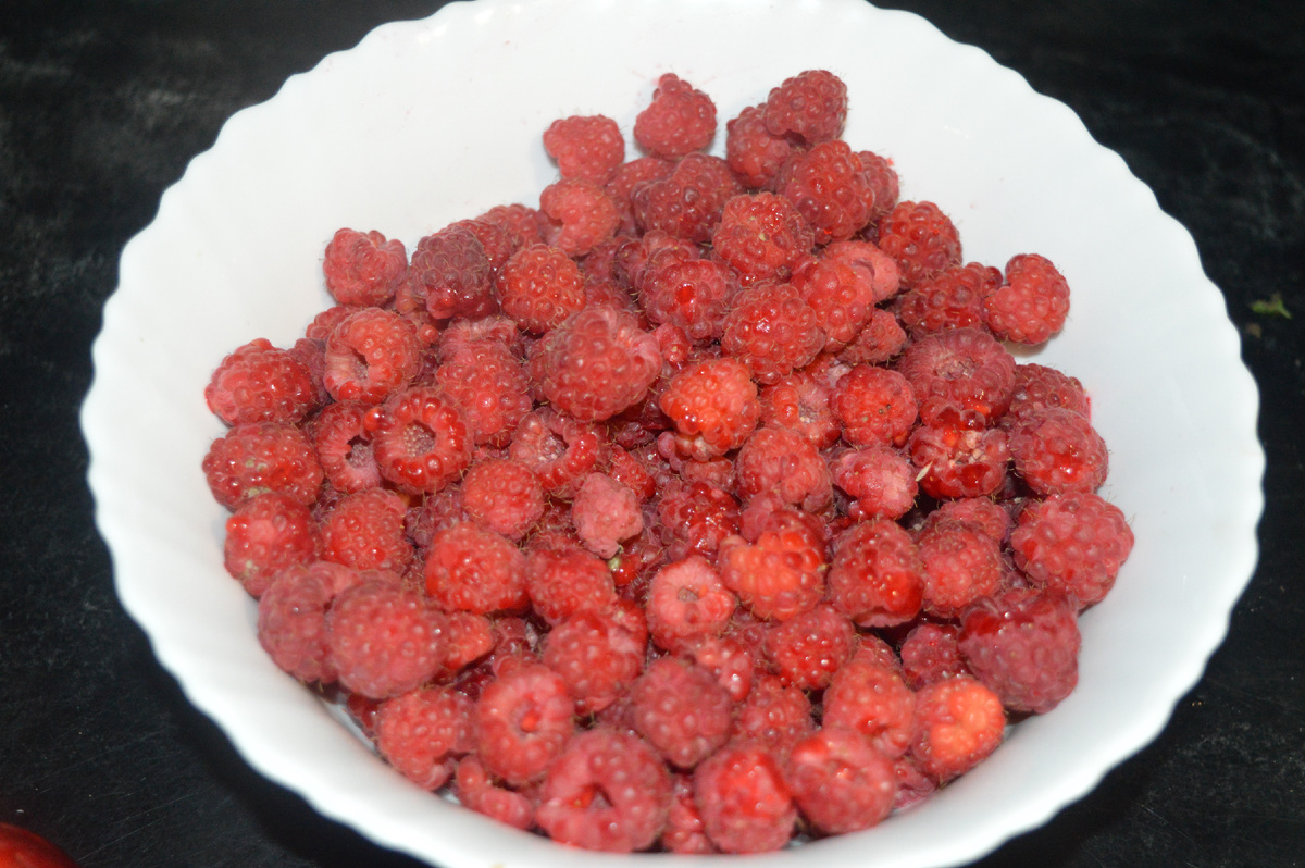 Компот с малиной. Шаг 2. Фото: канал Три рецепта.