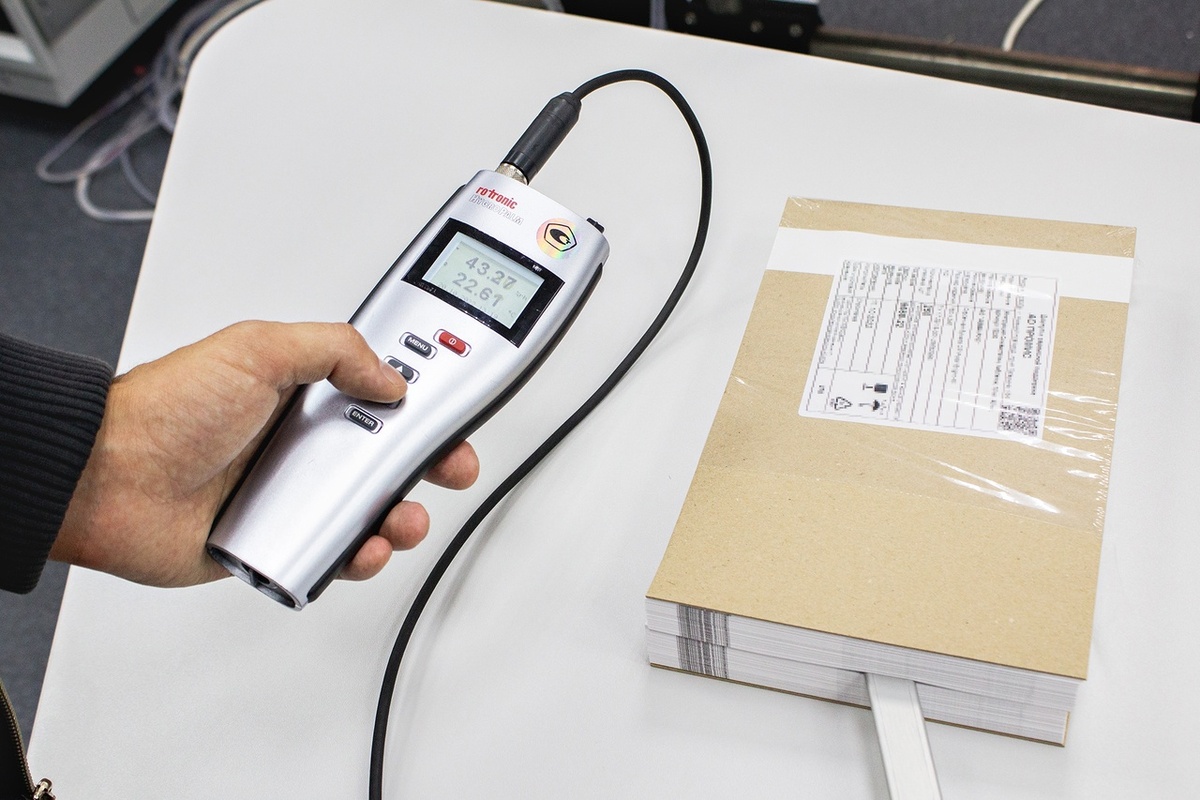 Гигрометр достаточно вставить в стопу бумаги и показатели внутри отобразятся почти моментально