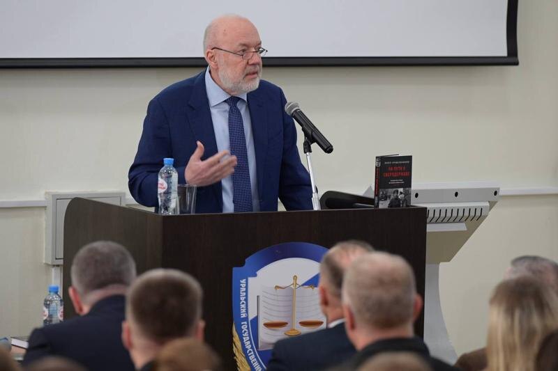    Департамент информполитики Свердловской области. Депутат Госдумы Павел Крашенинников