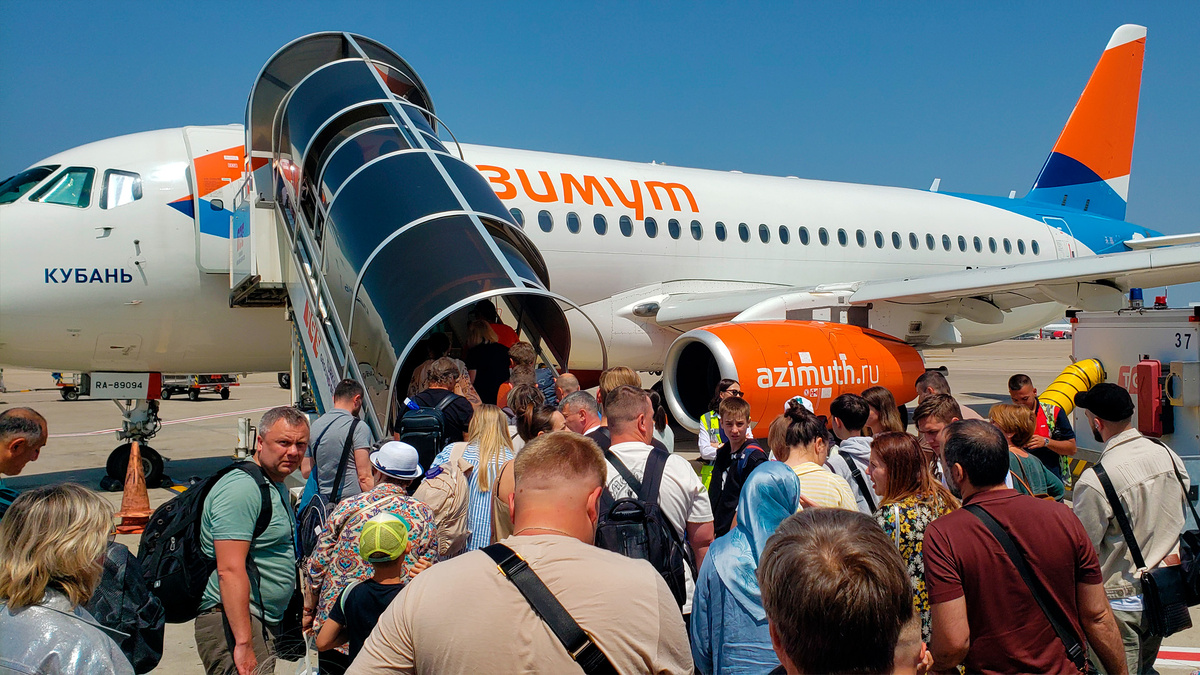 Не смотря на начало сезона самолёт из Анталии летел почти полным. 