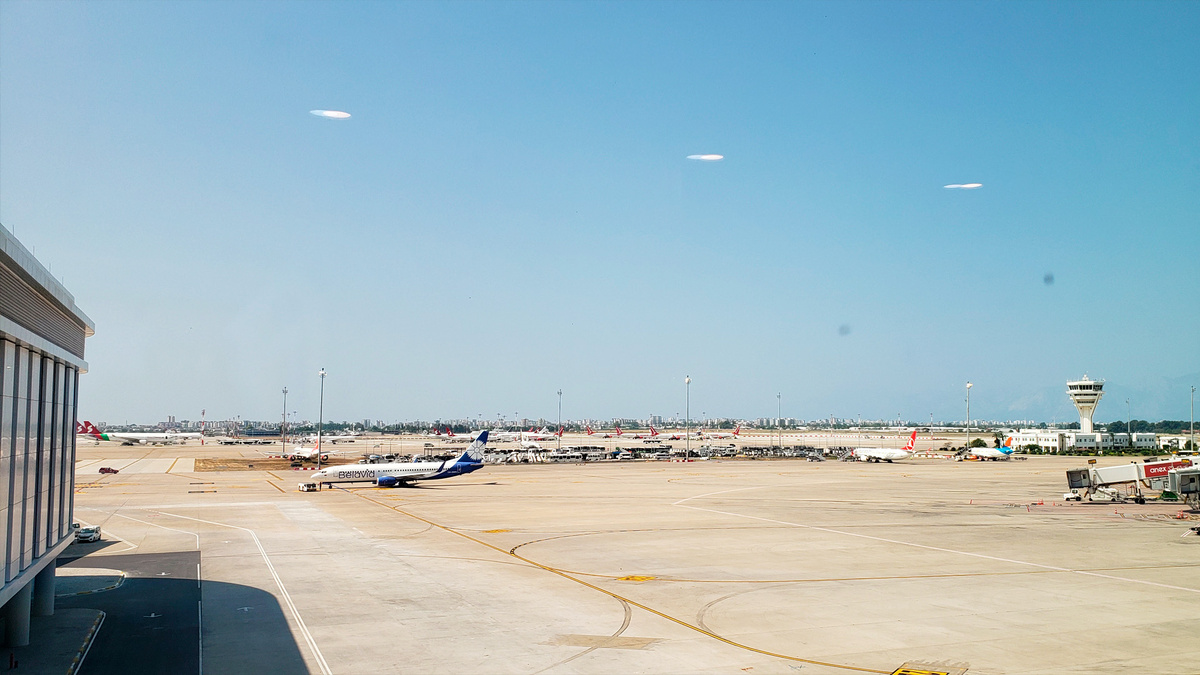 Здесь все. Россияне, беларусы, казахи. Да и сами турки любят отдыхать на пляжах Анталийского побережья.