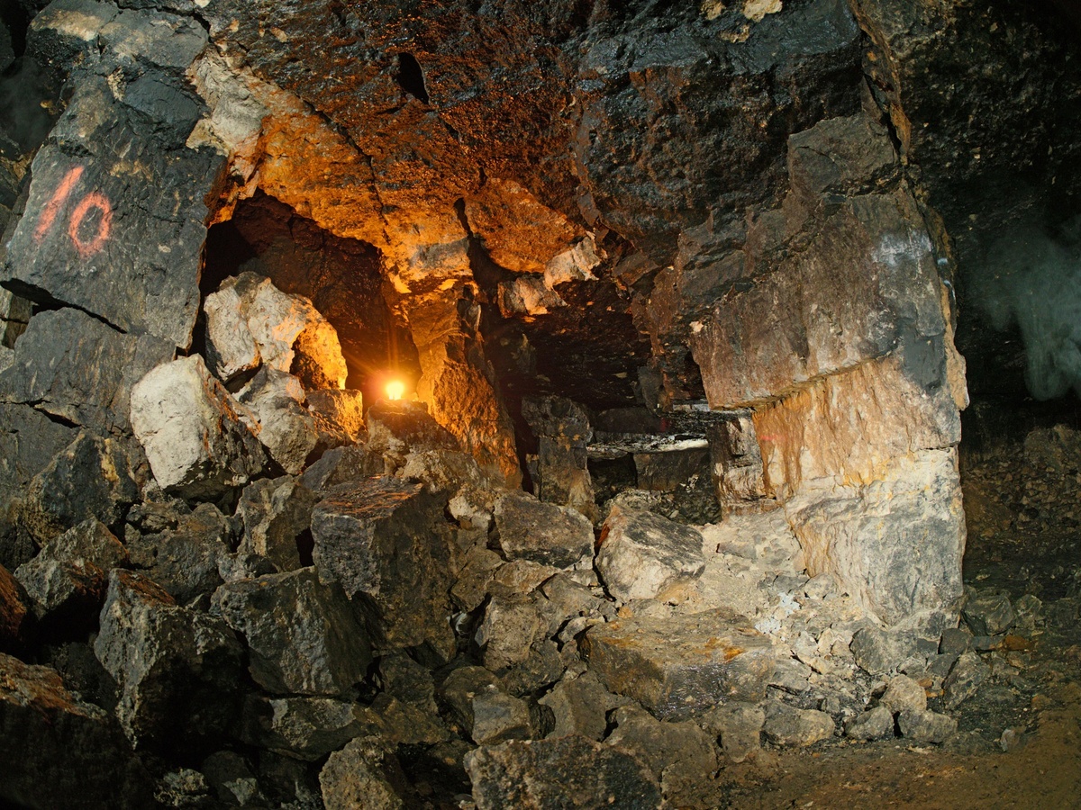 Типичный пейзаж Дохлобарсучьей. Каменные «колонны» — целики поддерживают свод, между ними — забутовка из добытых, но отбракованных блоков.