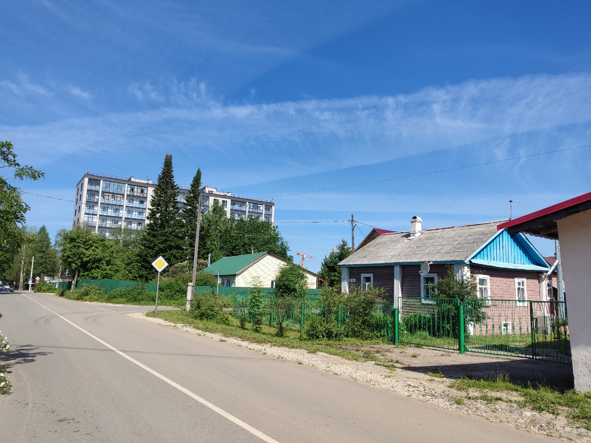 В городе чудесная погода, а я опять с утра торчу дома. 