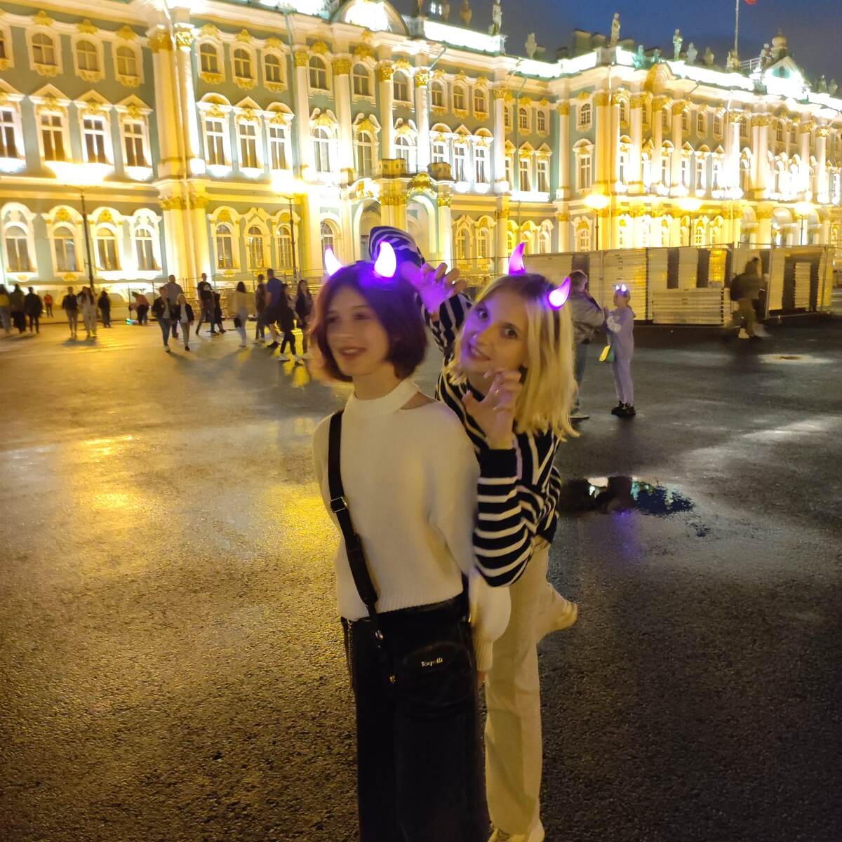 Это девчонки купили себе ободки со светящимися рожками