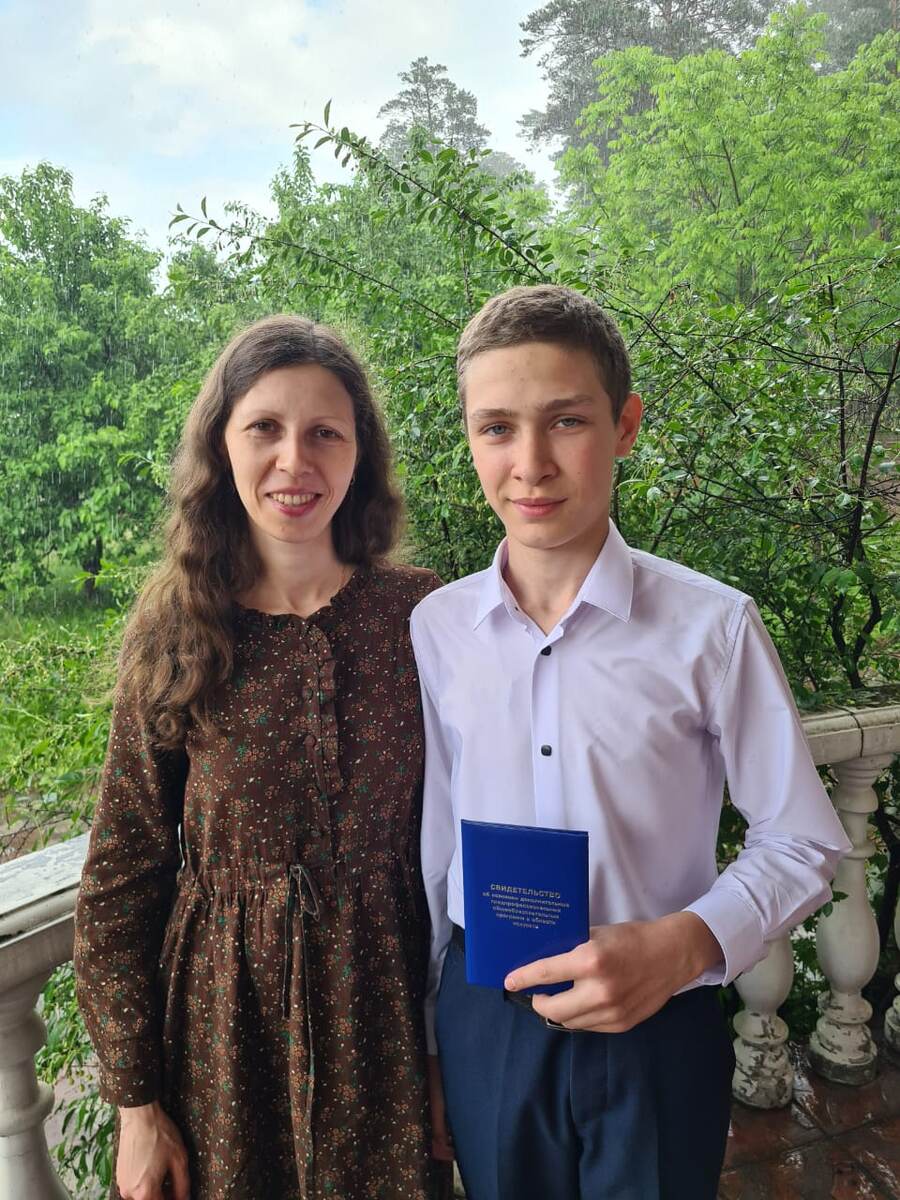 Влад со свидетельством об окончании музыкальной школы.