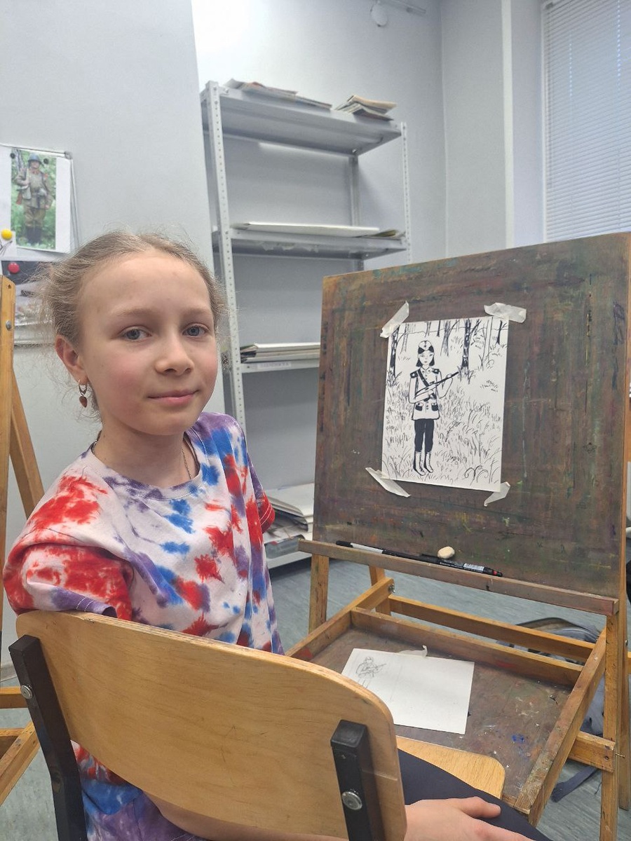 Анютка на занятии в худ. школе.