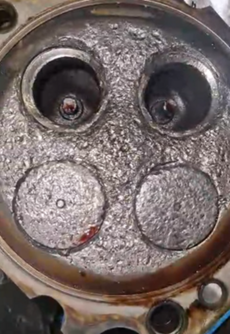 ГБЦ после обрыва клапанов. 