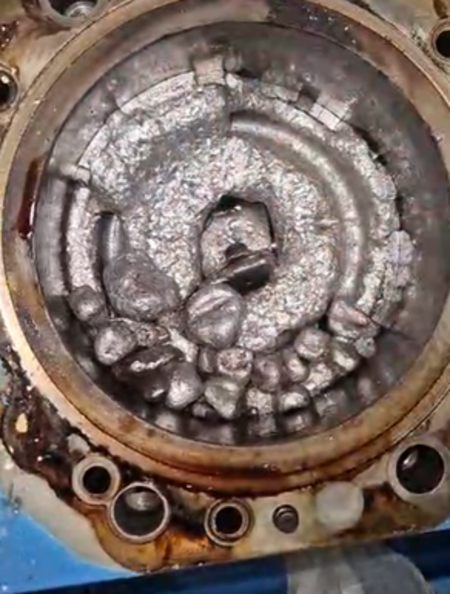 Поршень с остатком тарелки клапана.