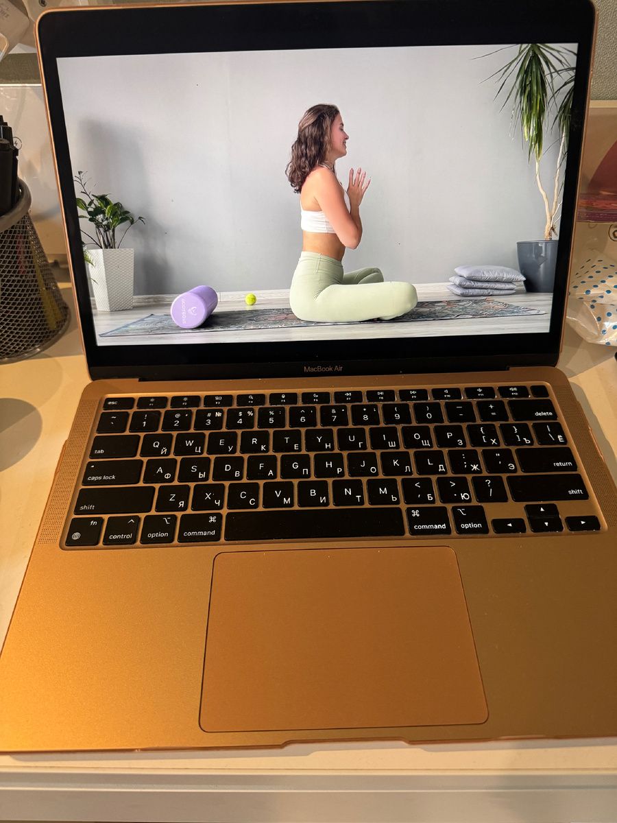 Онлайн йога - осень удобно и можно выбрать практику подходящую тебе по времени и настроению.