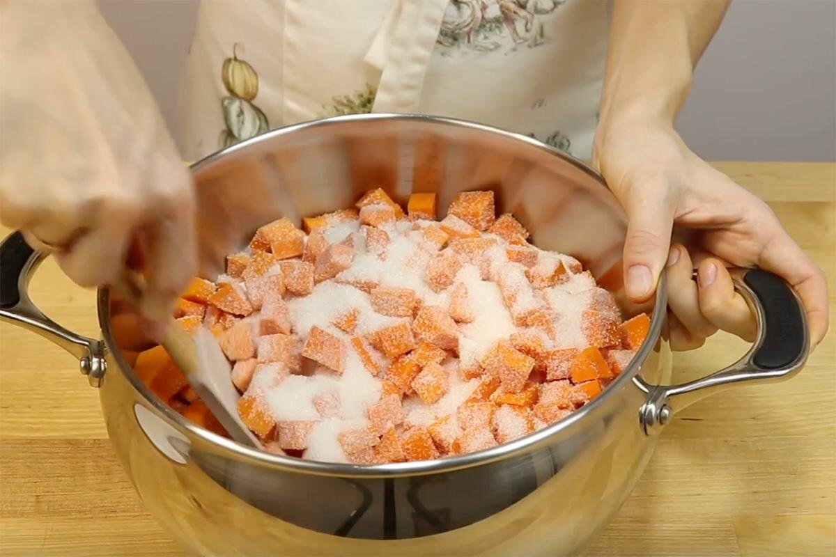 Рецепты Шобутинской Ольги / VK📷Переложите заготовку в кастрюлю и засыпьте сахаром. Оставьте на 2 часа, чтобы выделился сок