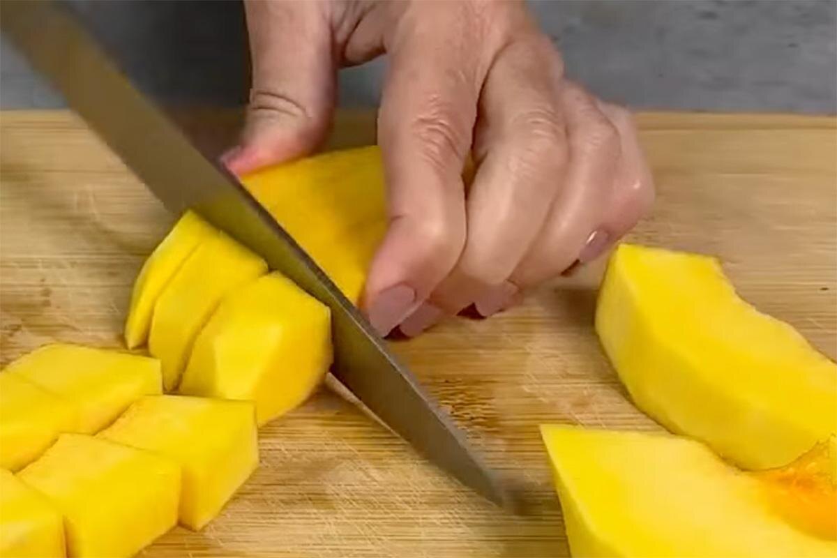 Простые рецепты в домашних условиях / VK📷Тыкву очистите от кожуры и семян, нарежьте тыкву кубиками, засыпьте сахаром и оставьте на ночь