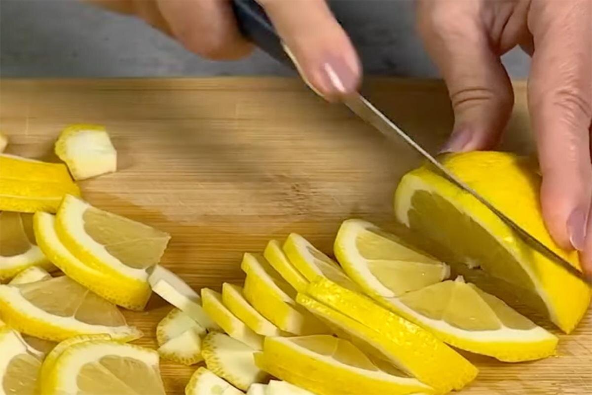 Простые рецепты в домашних условиях / VK📷Лимон произвольно нарежьте вместе с кожурой