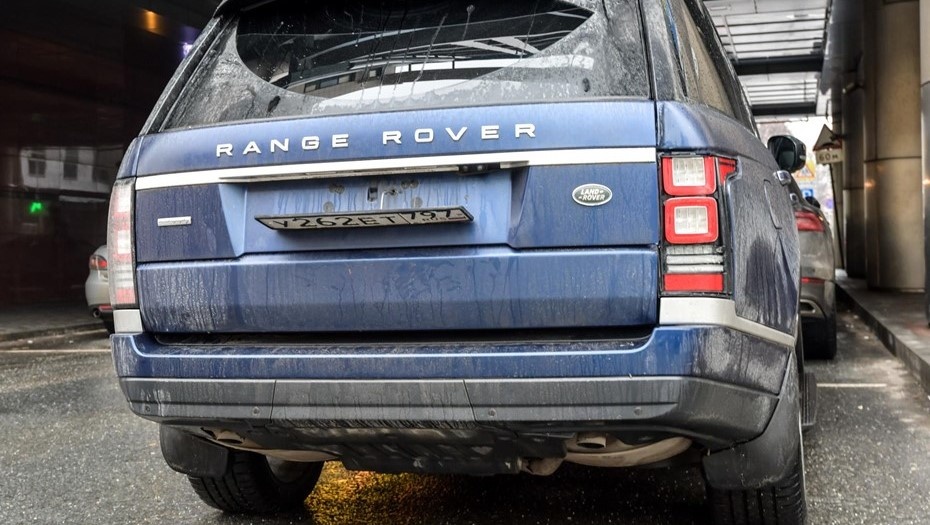    Припаркованный автомобиль на платной стоянке оборудован устройством опускания государственного номера для защиты от штрафов за нарушение правил парковки. Автор фото: Тихонов Михаил