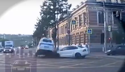     Полицейская машина перевернулась в центре Красноярска