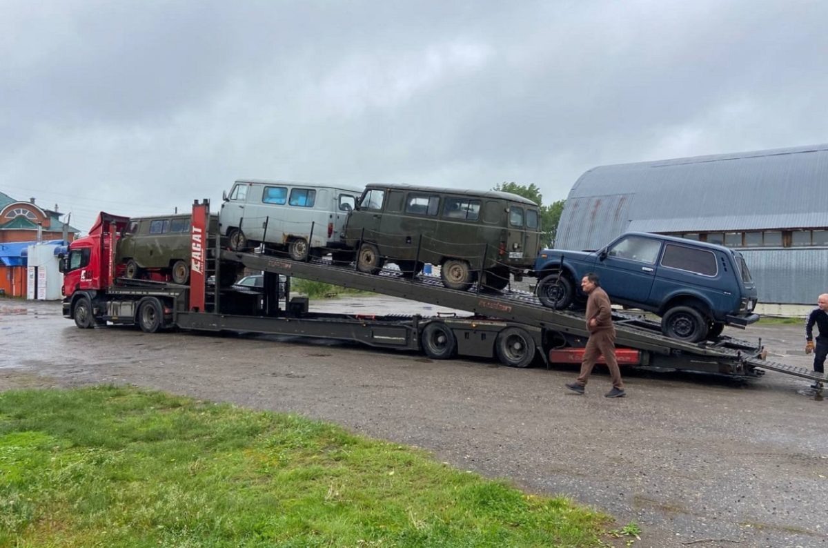    Машины под завязку загрузили всем необходимым для бойцов