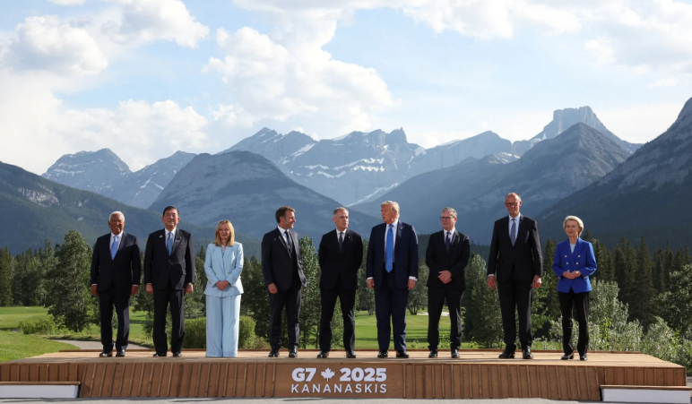 Вот они, наши голубки из G7 и примкнувшие. Фото из открытых источников. Видим, что Макрон о чем-то говорит с Трампом