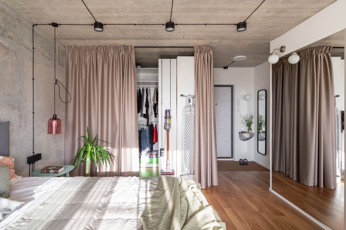 На фото: интерьер квартиры 42 кв.м в г. Москве. Дизайнеры: Татьяна Понамарева и Ольга Елизарова (@cubkvadrat); фотограф: Полина Полудкина