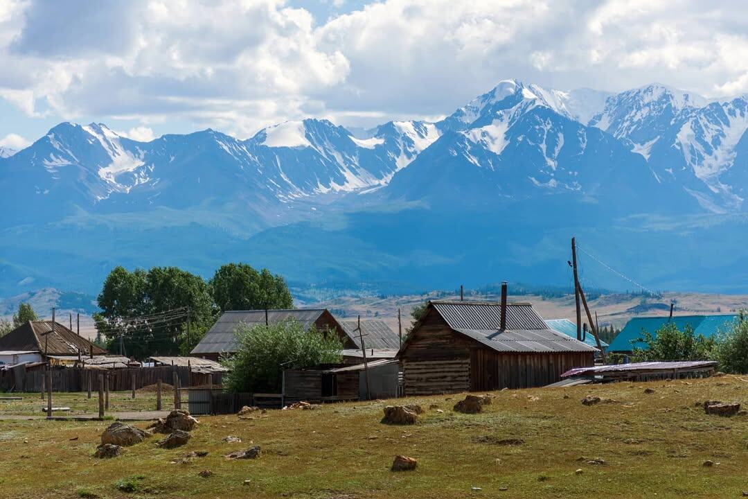 Село Курай. Место, где жизнь замедляется. Идеальное по красоте и видам. Встаёшь, а у тебя из окошка снежные горы круглый год.