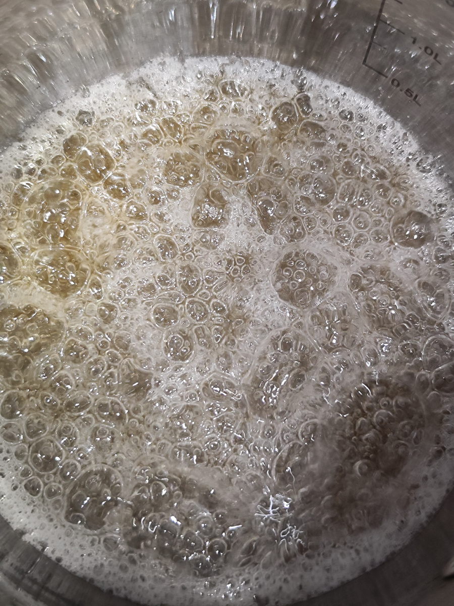 Начинает приобретать оттенок. 