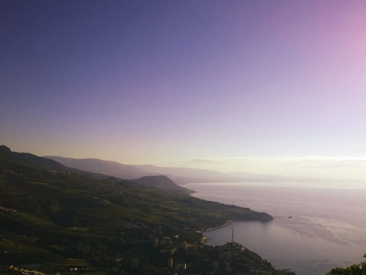 Вокруг горы расположены курортные зоны и участки дикой природы. Источник: Wikimedia Commons. Автор: SoloveiYegor