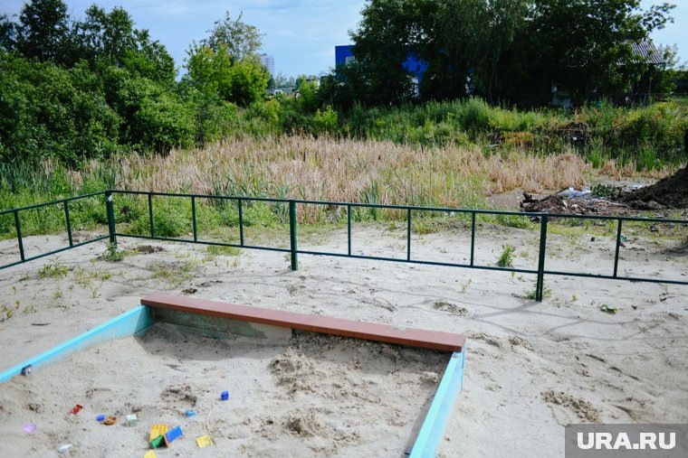 От детской площадки до болота меньше пары метров. Фото: Никита Сабашников © URA.RU