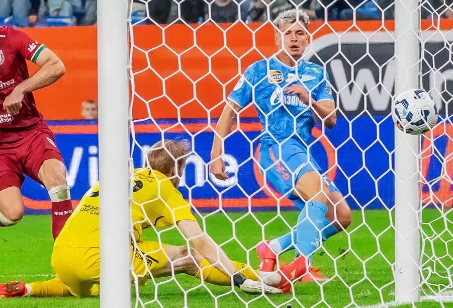 30 марта. «Зенит» — «Рубин» — 4:0. Последний гол в матче забивает Андрей Мостовой./ФОТО Евгения ВАСИЛЬЕВА