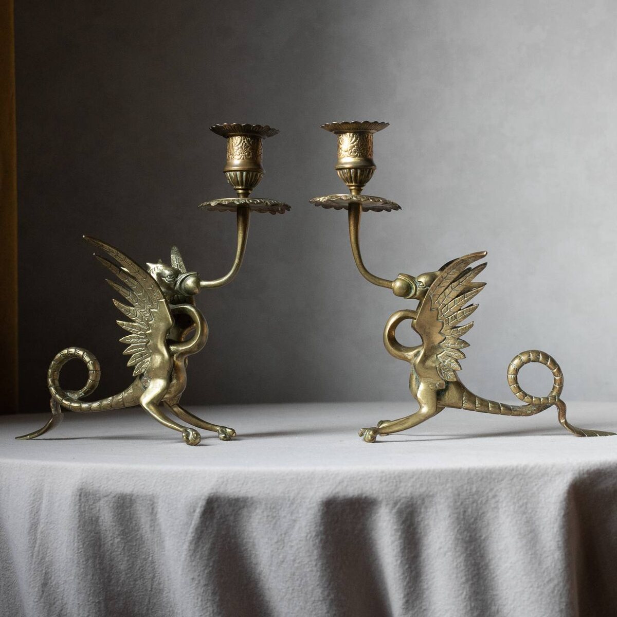 Высота 23 см, длина 23 см.