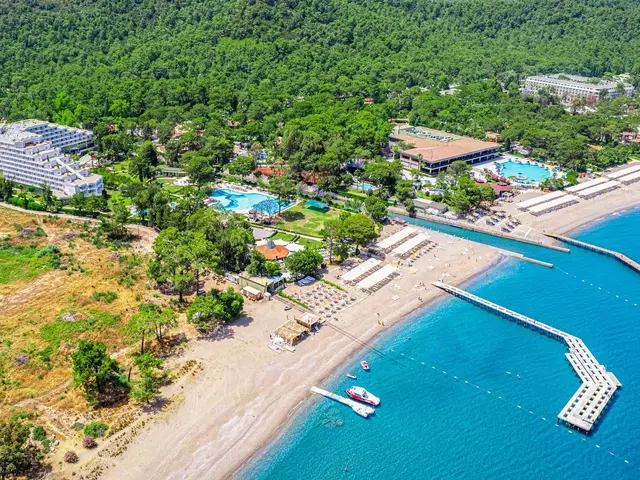 Вид на один из пляжей курорта Кемер в Турции. На фото отель Ma Biche Kemer By Werde Hotels. Фотография взята с сайта Travelata.