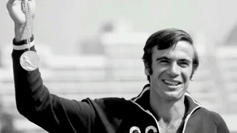 Виктор Санеев с олимпийской медалью.  Фото из яндекс картинки.